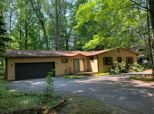 208 Redwine Dr, Houghton Lake, MI 48629