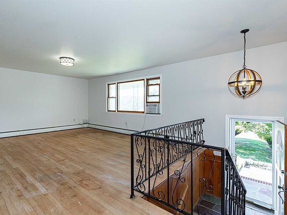 4th image of 5 Willow Ln