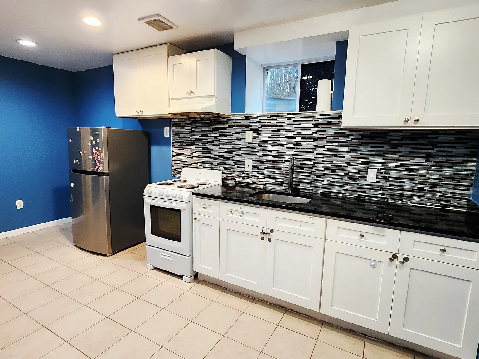87 Debevoise Ave — Photo 1