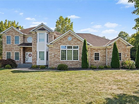 2nd image of 930 Chinaberry Cir S