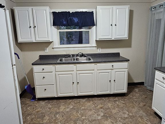 3rd image of 2157 10th St SW