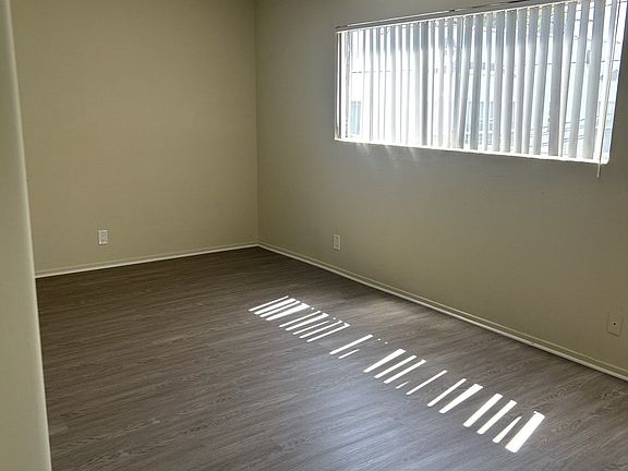 3rd image of 6214 S Victoria Ave #60519563