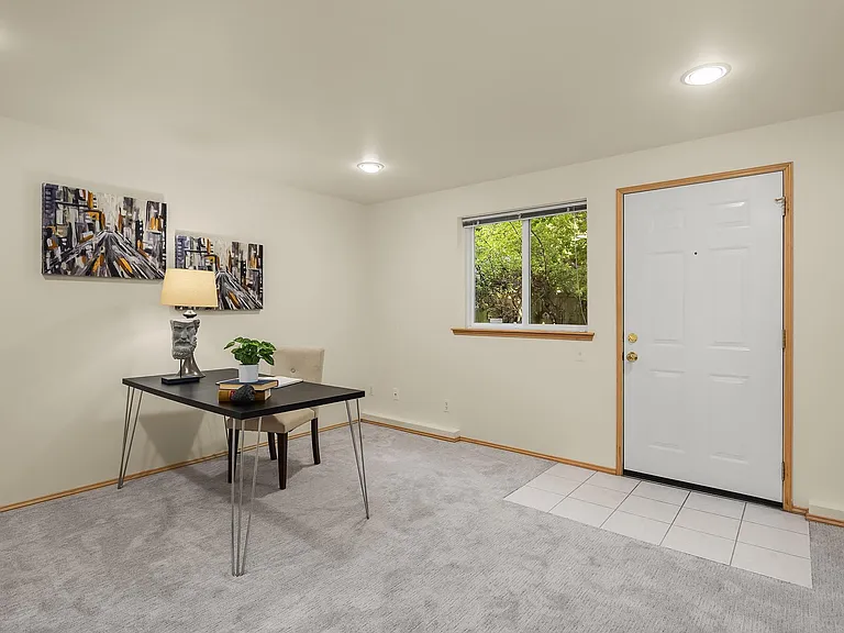 3rd bedroom has secondary entrance door.
