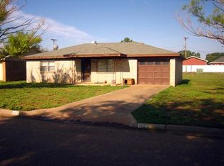 402 6th St, Farwell, TX 79325