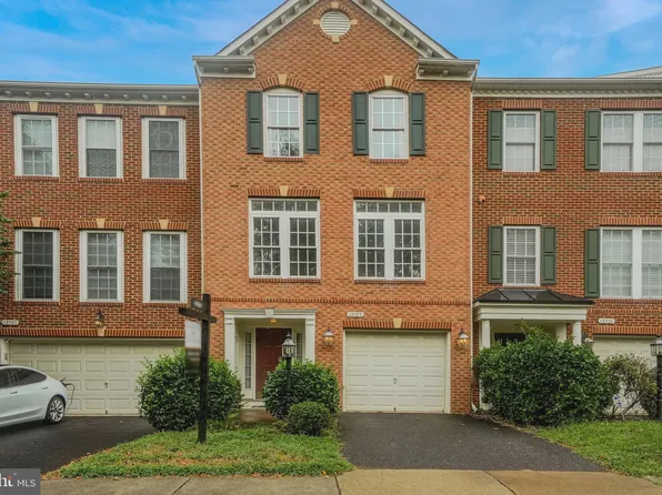 12729 Heron Ridge Dr, Fairfax, VA 22030