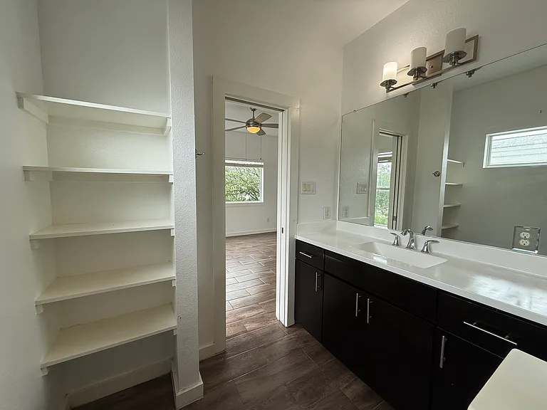 913 Ogden St — Photo 23