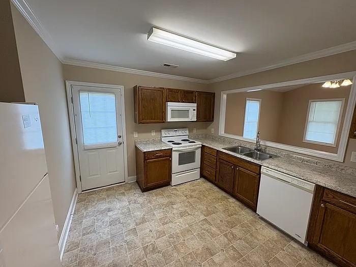 3 bed, 2.0 bath, 1231 sqft, $1,125 — Photo 4
