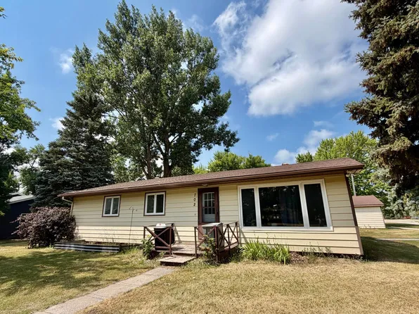 702 Champagne Ave SW, Red Lake Falls, MN 56750