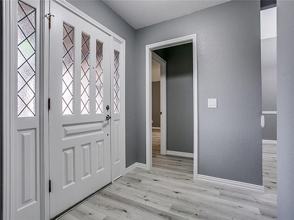 2nd image of 2824 Meadowbrook Dr