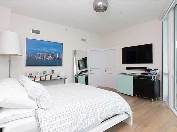 5th image of 665 NE 25th St #Penthouse I-03