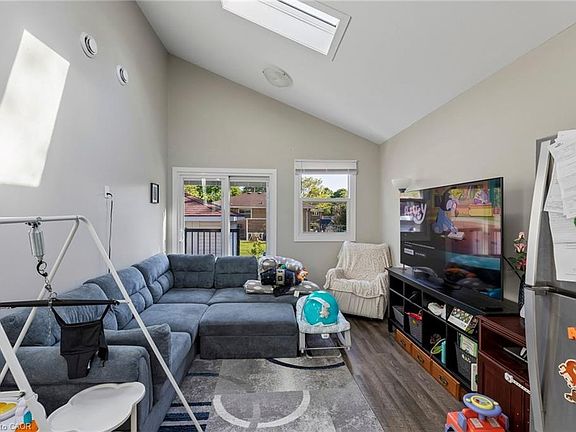5th image of 158 Laurentian Dr N