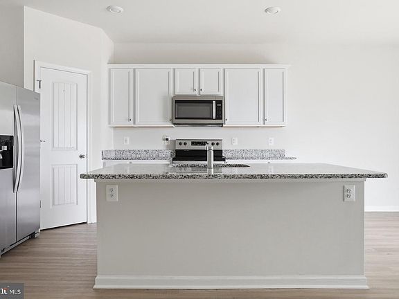 5th image of 112 Paddington St