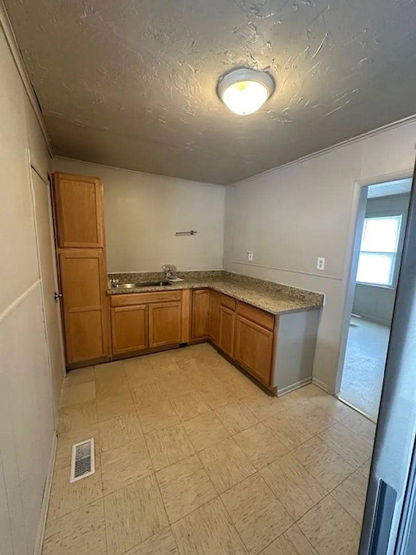 3 Bedroom 1 Bath Home For Rent — Photo 4