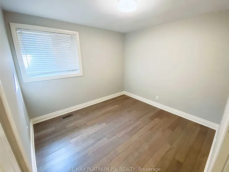 15 Whitelock Cres — Photo 12