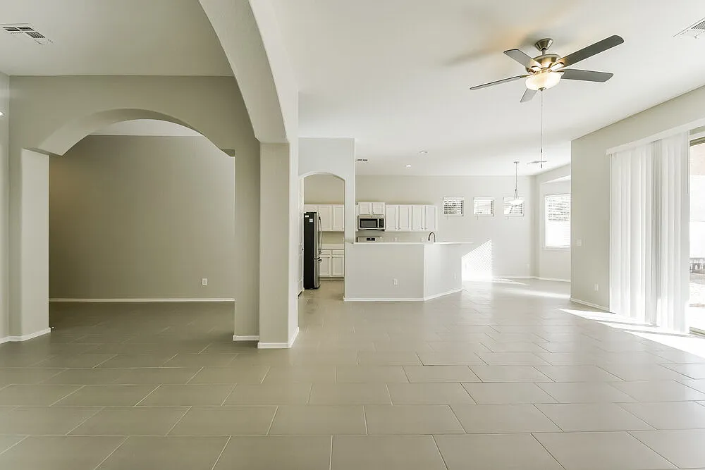 3 bed, 2.0 bath, 1928 sqft, $2,525 — Photo 4