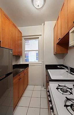 5th image of 215 E 66th St #504