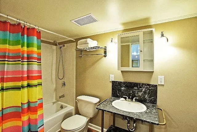 Bathroom with washer/dryer