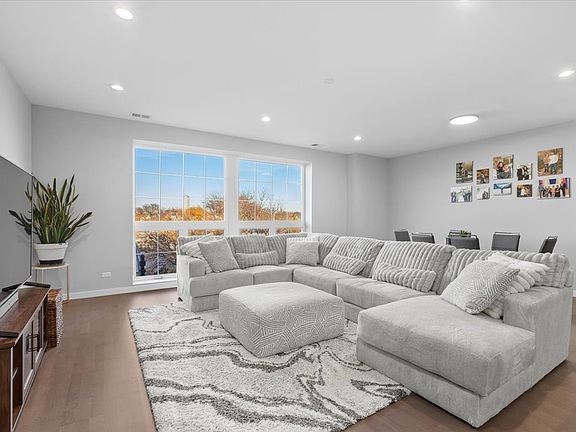 4th image of 5824 N Lincoln Ave #Penthouse 3b