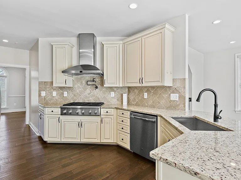 2542 Cherry Tree Rd — Photo 3