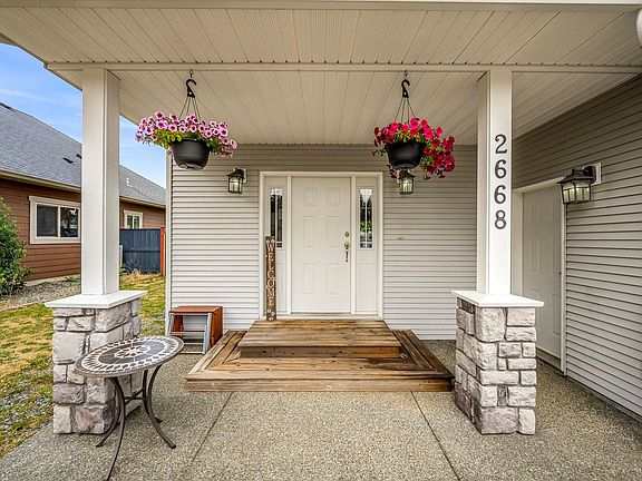 4th image of 2668 Grizedale Ave