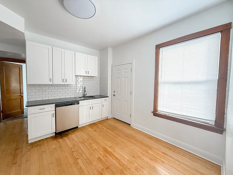 3749 N Hoyne Ave — Photo 5