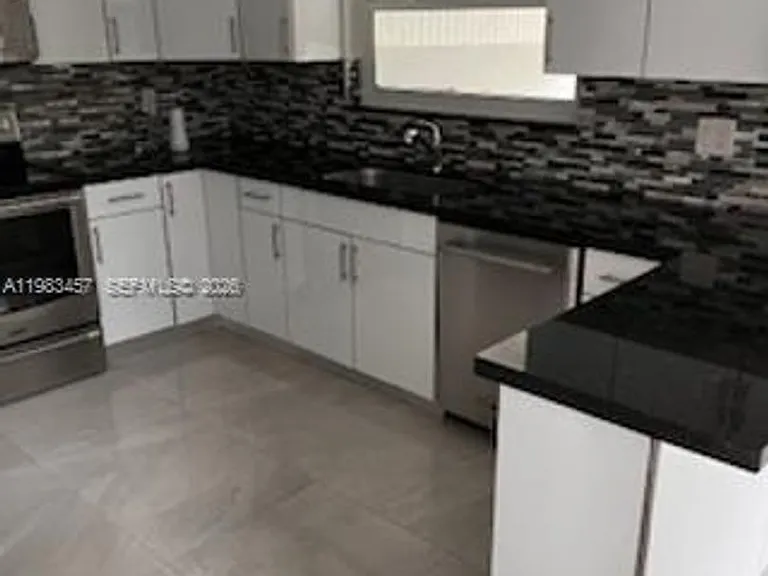 11712 SW 13th St — Photo 3