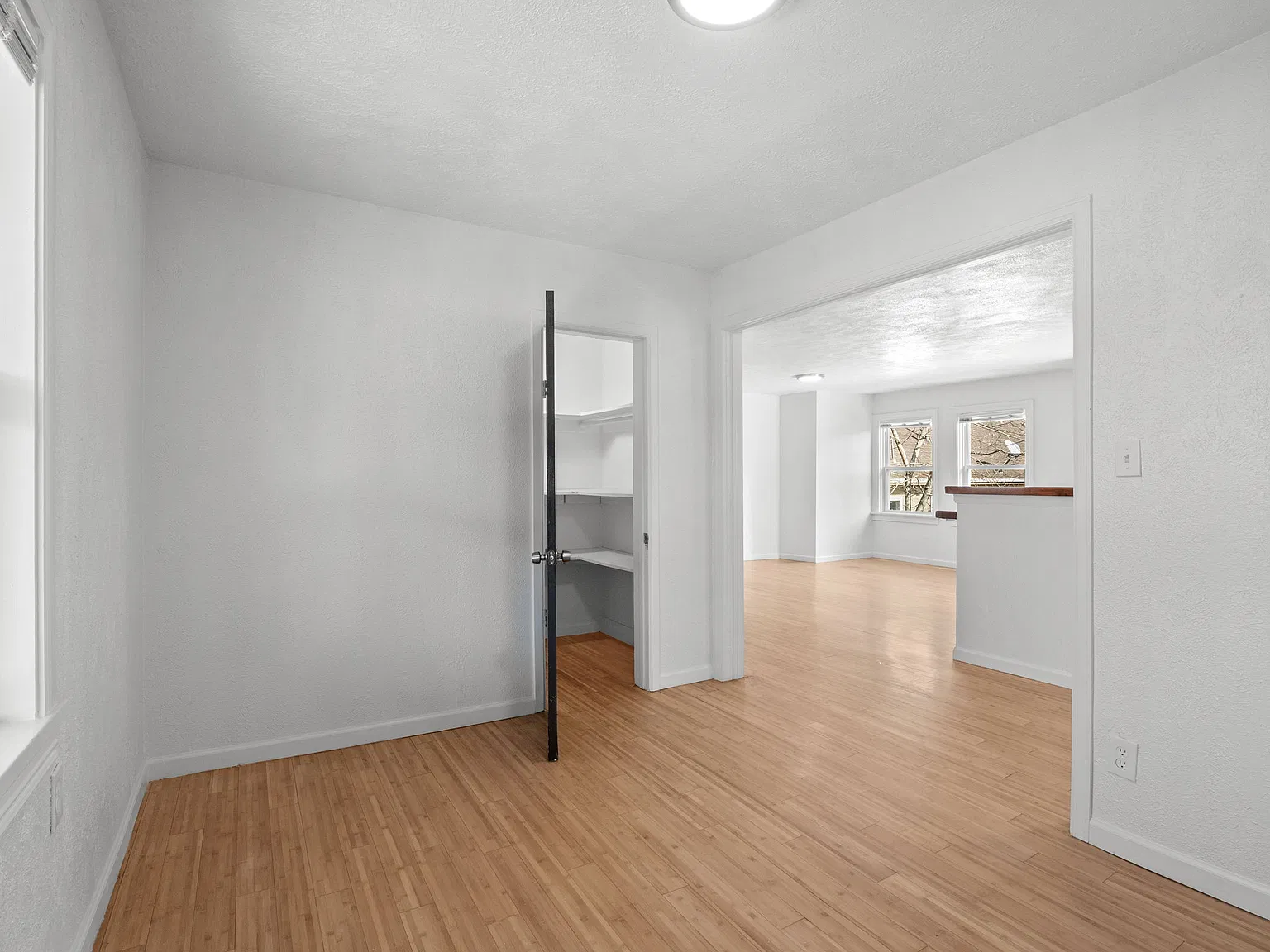 5 bed, 2000 sqft, $2,900 — Photo 2