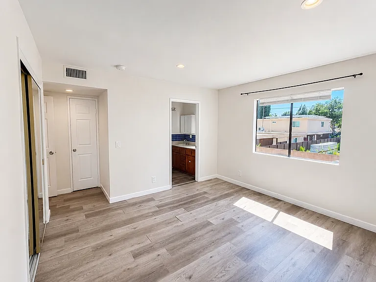 5915 Woodman Ave #204 — Photo 6