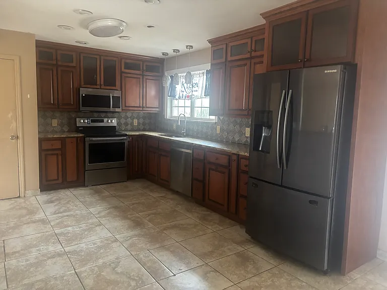 4700 Rolling Green Dr — Photo 3
