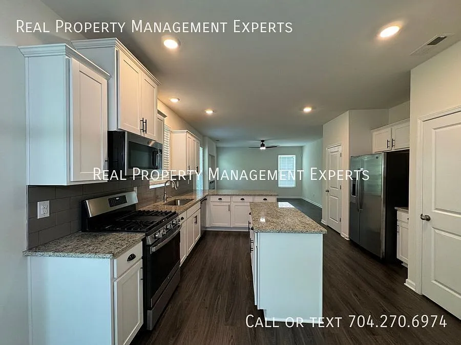 Coming Soon !Charming 3 Bd/2.5 Ba Home W/2 Car Garage In Charlotte! — Photo 4