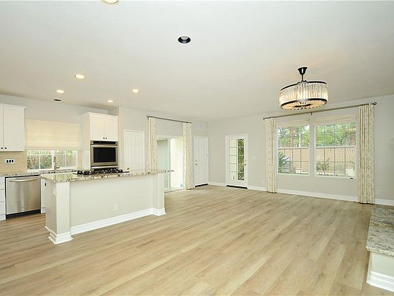 4th image of 9 Highfield Gln