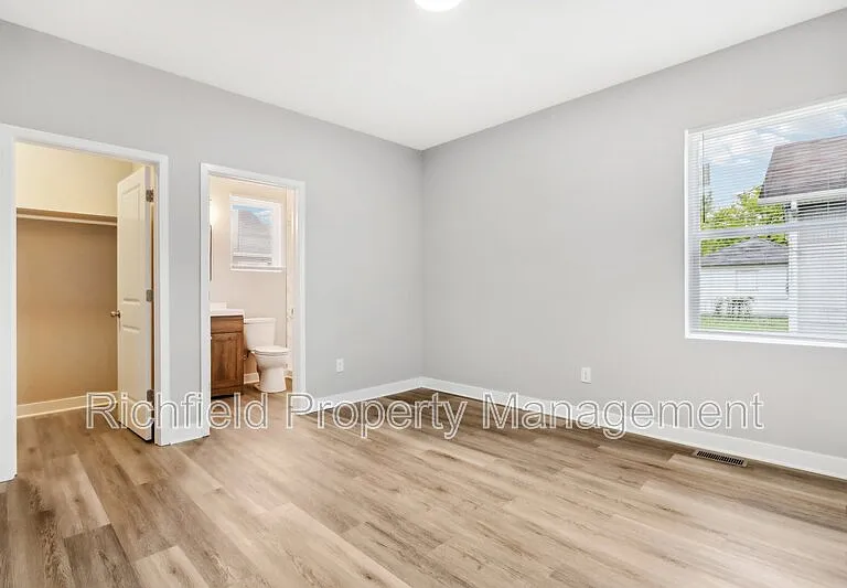 2034A E Maryland St — Photo 17