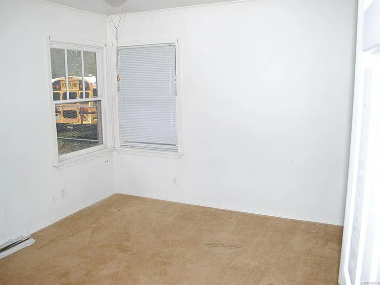 812 E 12th Pl — Photo 6