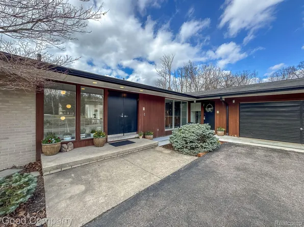19822 Beverly Rd, Beverly Hills, MI 48025