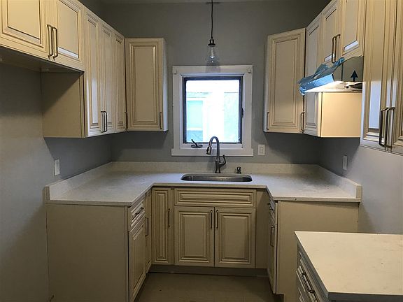 4th image of 825 Hovey Ave