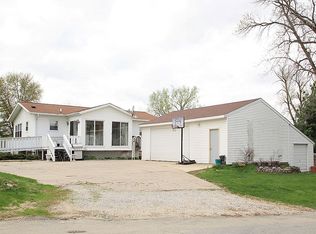 312 3rd St N, Coggon, IA 52218