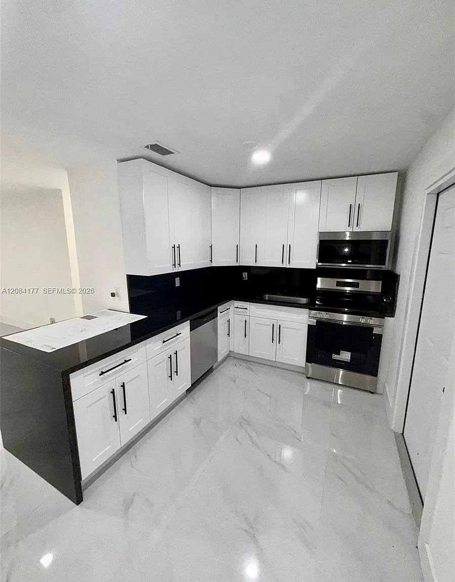 3 bed, 957 sqft, $3,200 — Photo 4