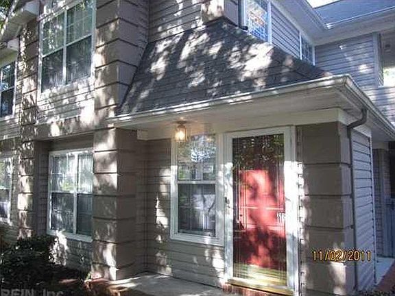 4th image of 337 Gainsborough Sq Unit 4