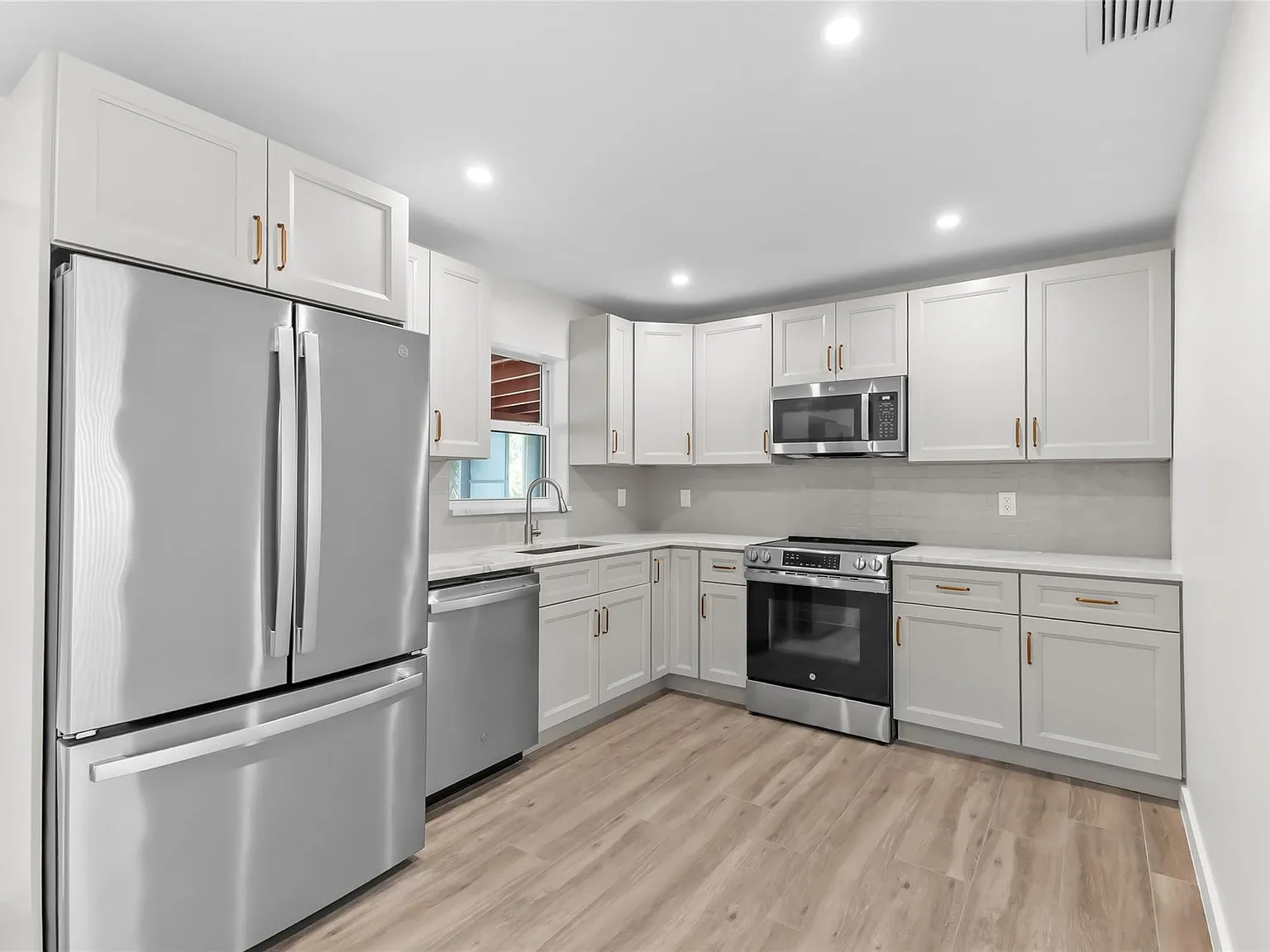 3 bed, 2.0 bath, 1478 sqft, $3,900 — Photo 4