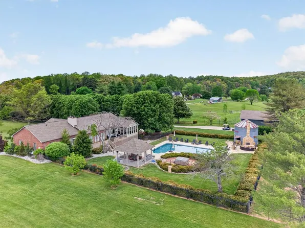 2235 Hidden Cove Rd, Cookeville, TN 38506