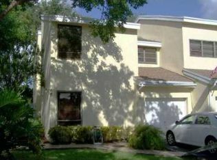 9907 Fairway Cove Ln, Plantation, FL 33324