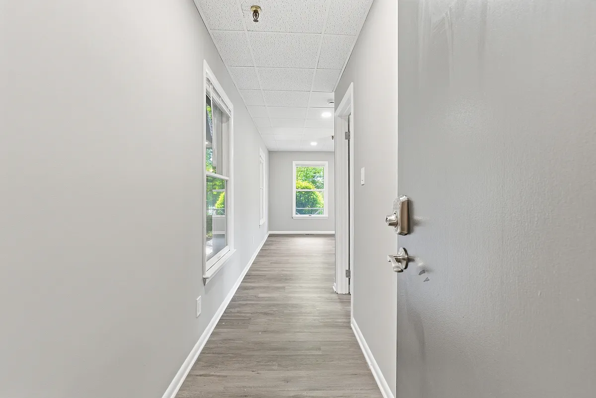 Building Photo - 1725 Henry Ave #101
