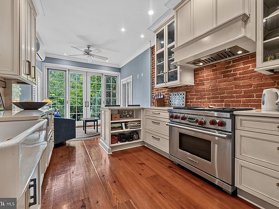 4th image of 116 E Montgomery St