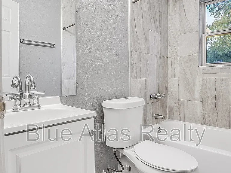 2215 Riverview Dr #D — Photo 11
