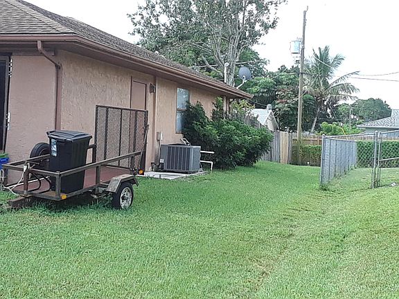 3rd image of 1042 SE Seagrass Ave