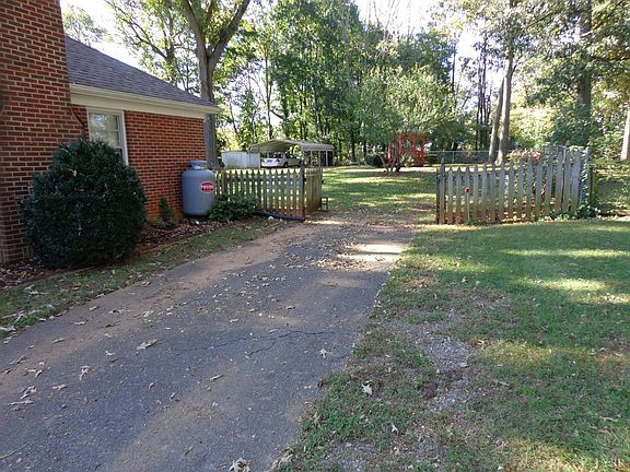 5th image of 1017 Oakmont Cir