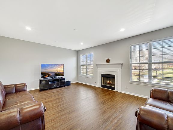 5th image of 1725 White Oak Ln