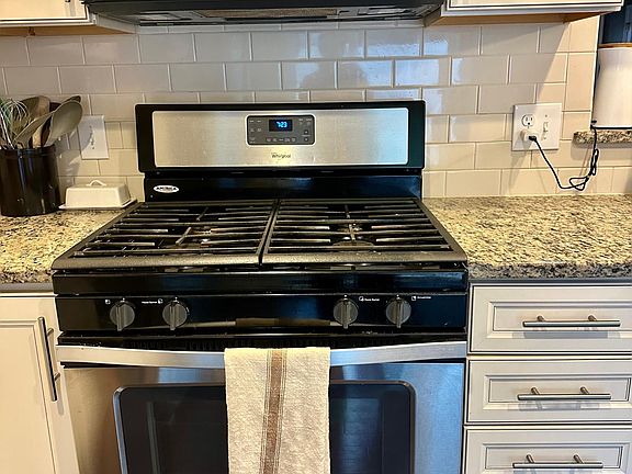 3rd image of 2482 Royal York Ave