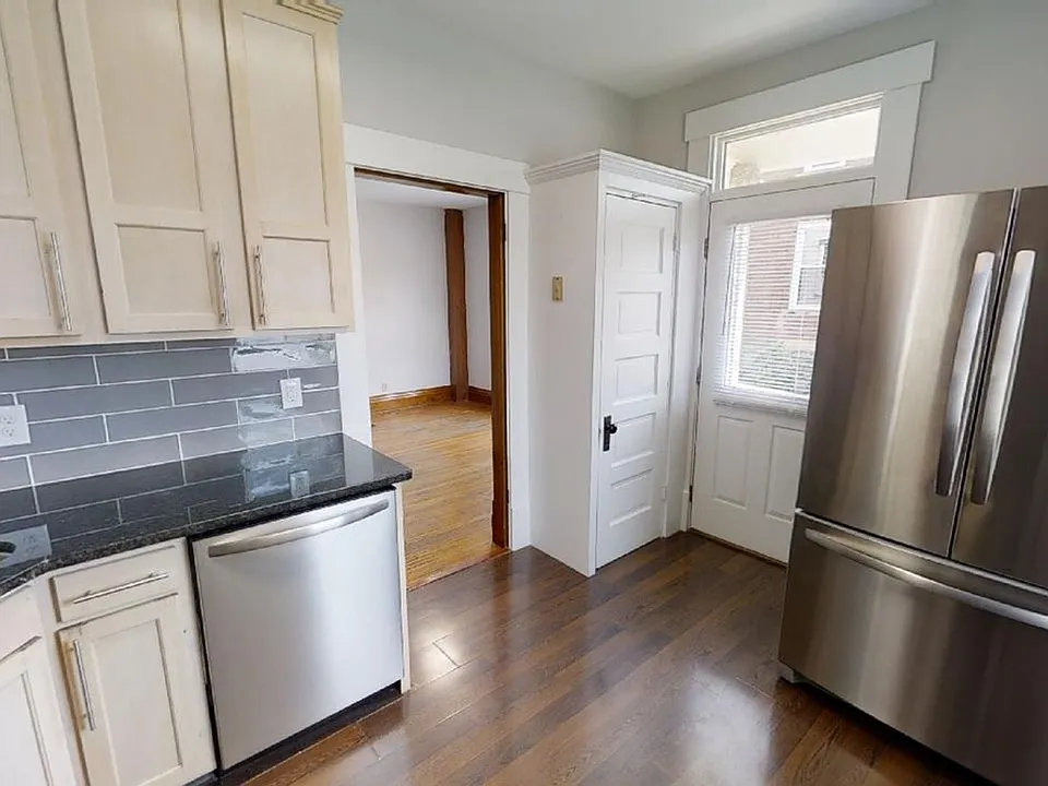 297 E 16th Ave