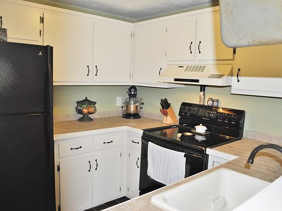 5th image of 12 Cortez Dr